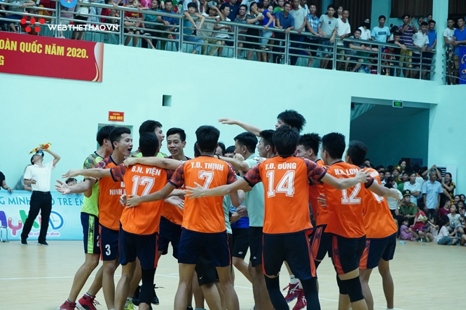 Lên ngôi vô địch, Ninh Bình cùng BTL Thông tin - LienVietPostBank báo tin mừng
