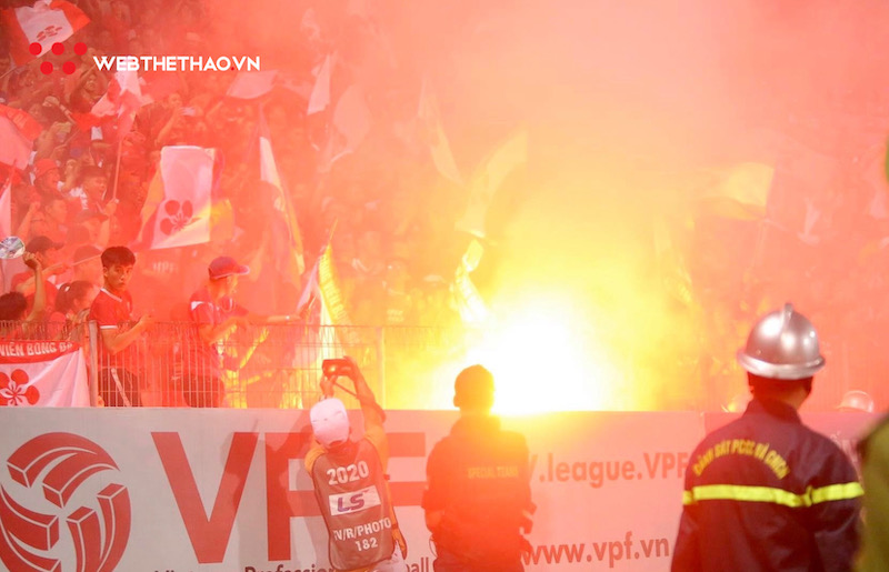 Hà Nội FC và Hải Phòng cùng bị phạt vì pháo sáng