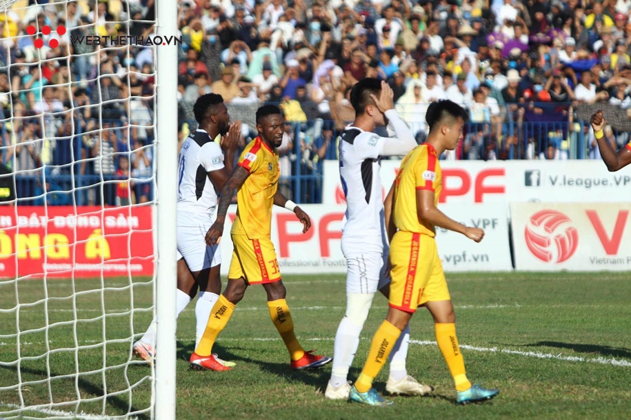 Cách khung thành trống 3m, hậu vệ HAGL đá ra ngoài khó hơn vào trong