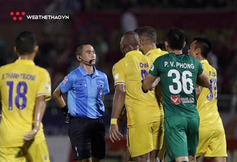 VFF ra án phạt ngầm với trọng tài thổi có lợi cho Sài Gòn FC
