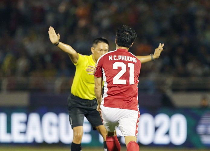 Trọng tài bỏ qua 2 quả penalty, Công Phượng phản ứng cực gắt