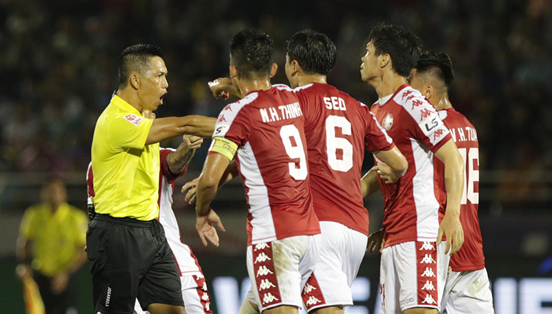 “Hà Nội FC mất oan bàn thắng, TP. HCM mất oan 1 quả penalty”