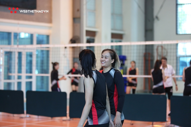 Thắng cả BHL, chuyền hai Linh Chi cùng đồng đội hân hoan như vô địch