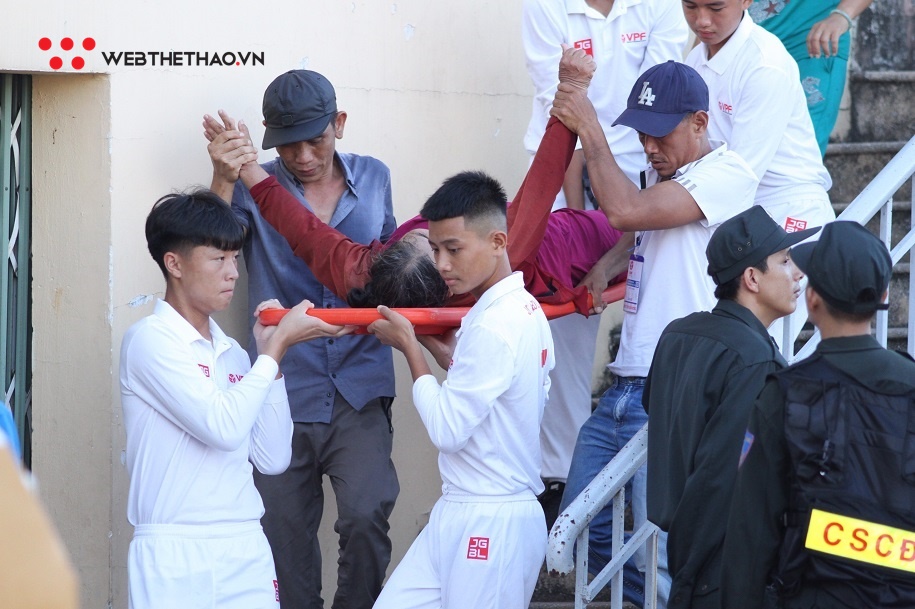 Nữ CĐV ngất xỉu, đi cấp cứu trên sân Tam Kỳ