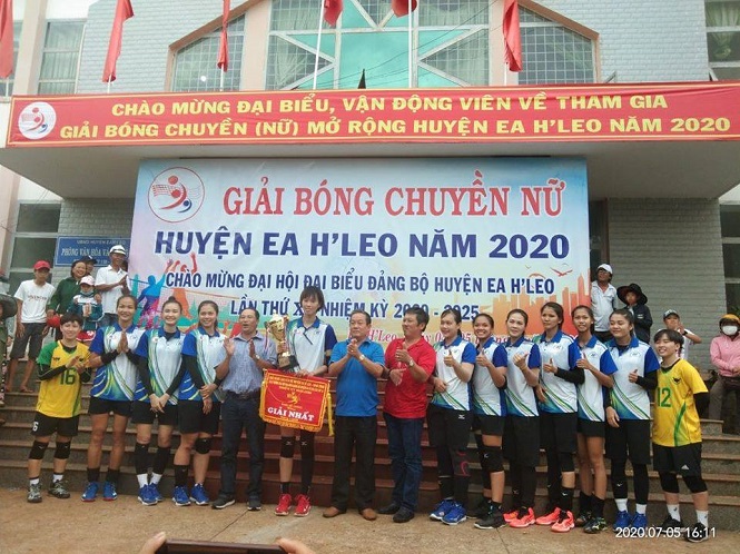 Vừa xong vòng 1 giải bóng chuyền VĐQG, Trần Thị Thanh Thúy đã nâng cúp vô địch