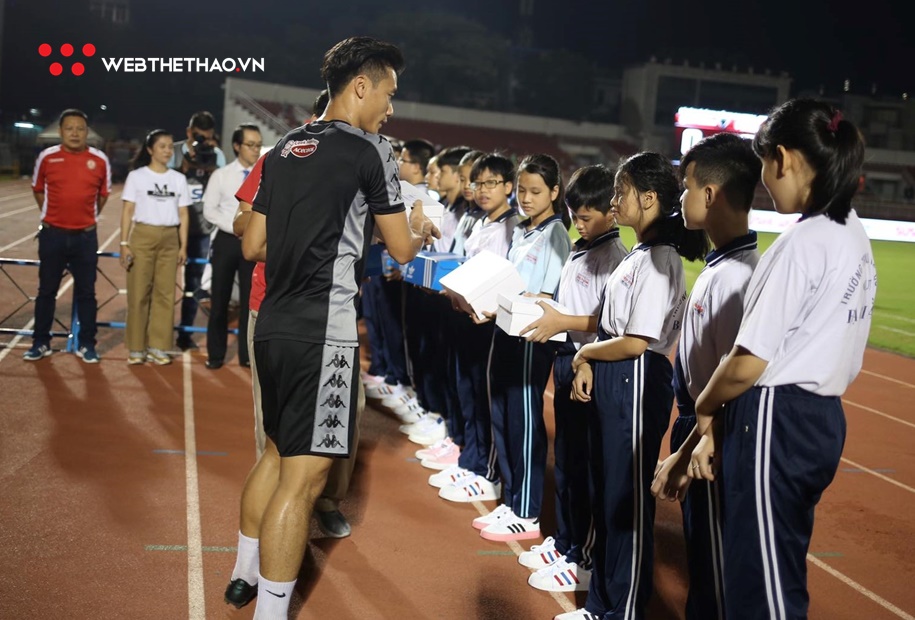 Thủ môn Bùi Tiến Dũng tặng quà học sinh trong vụ cây phượng bật gốc