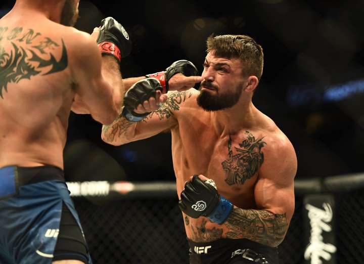 Đấm gục đối phương ở nhà hàng, Mike Perry bị cảnh sát hỏi thăm
