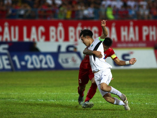 Cầu thủ chơi xấu xí ở V.League bị treo giò