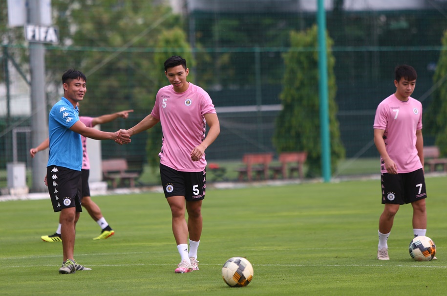Đoàn Văn Hậu đầy "cơ bắp" khi đứng cạnh đồng đội ở Hà Nội FC