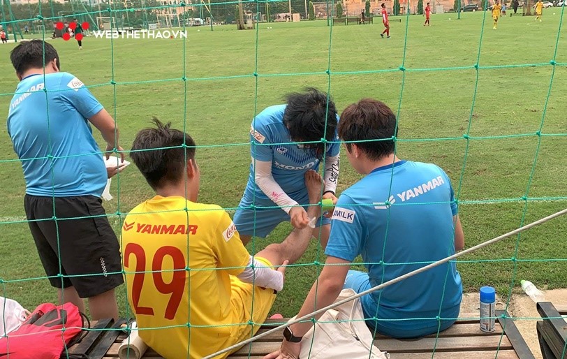 Va chạm với đồng đội, tuyển thủ U22 Việt Nam chấn thương