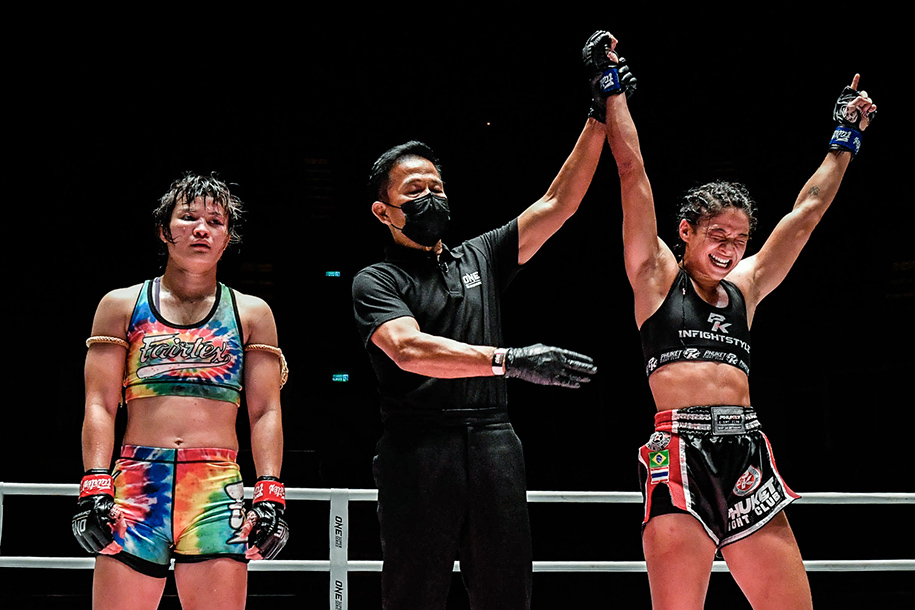 Nữ vương Stamp Fairtex thua bất ngờ, mất đai cuối cùng vào tay võ sĩ Brazil