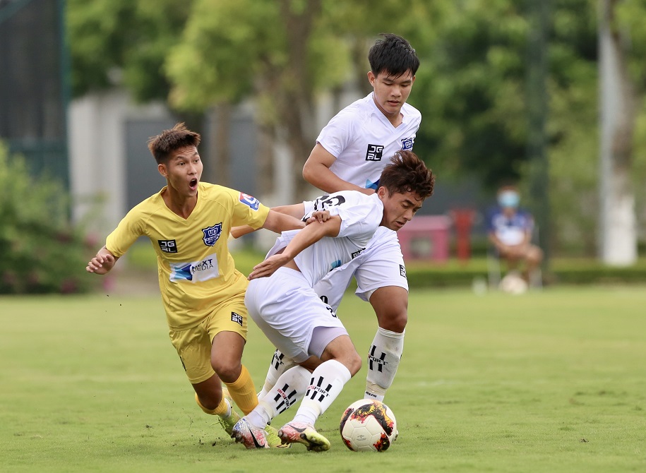 Khai màn U17 QG: “Đàn em” Xuân Trường thoát thua ngoạn mục