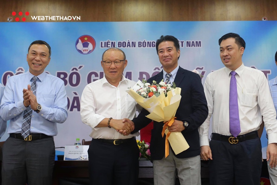 Tân GĐKT Adachi bắt tay ông Park, đặt mục tiêu khủng đưa Việt Nam đánh bại Nhật Bản