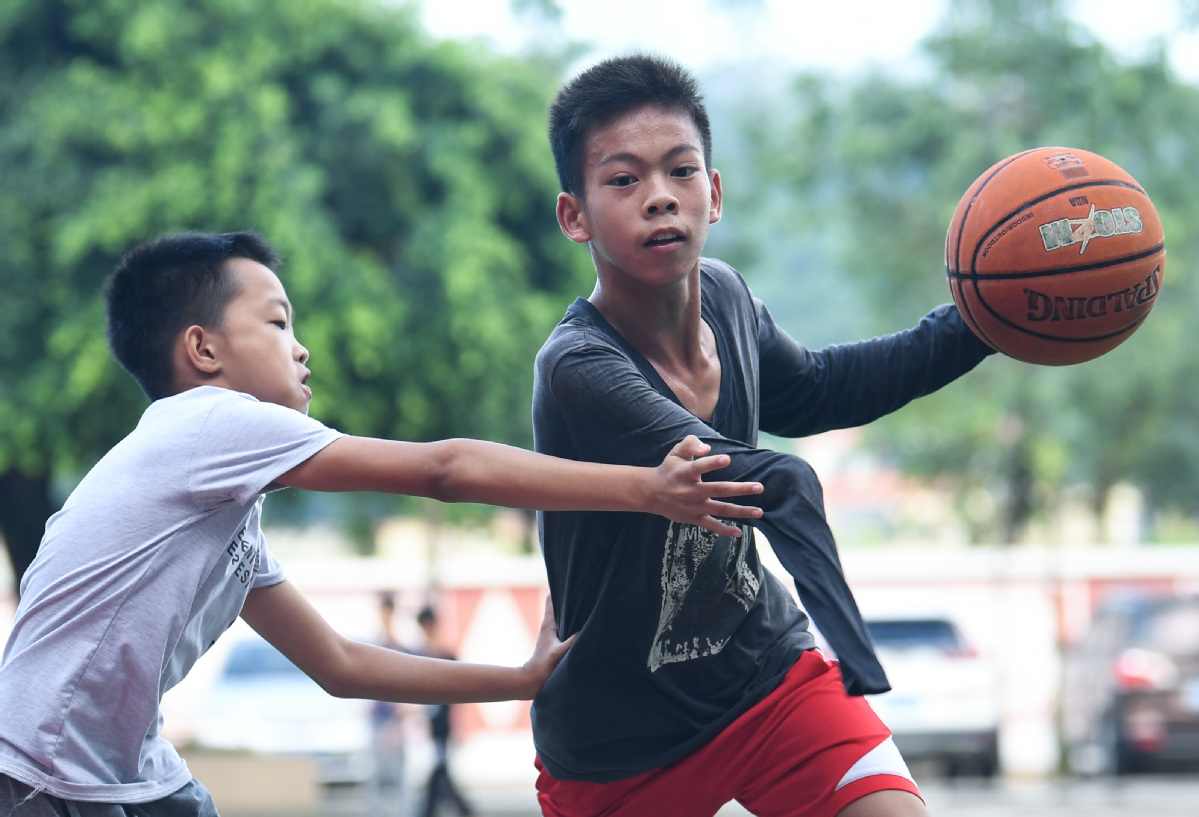 Cậu bé chơi bóng 1 tay đấu 1vs1 với nhà vô địch Trung Quốc