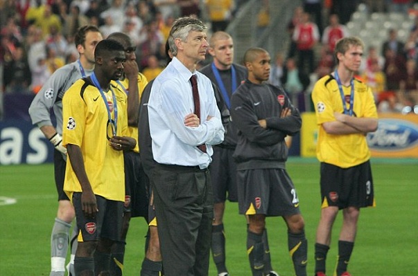 Ký hợp đồng 2 năm nhưng HLV Arsene Wenger phải giải... 5 bài toán