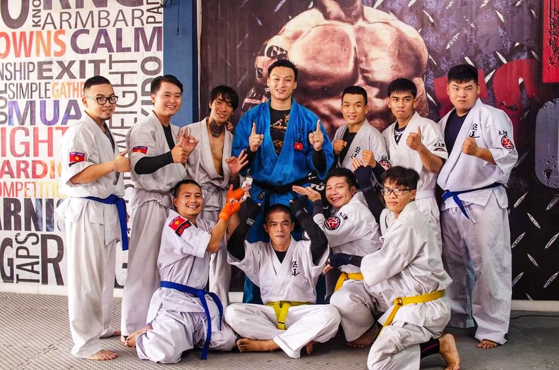 Câu chuyện về người võ sĩ không chính thống, đeo đai đen giả để đem Kudo về Việt Nam