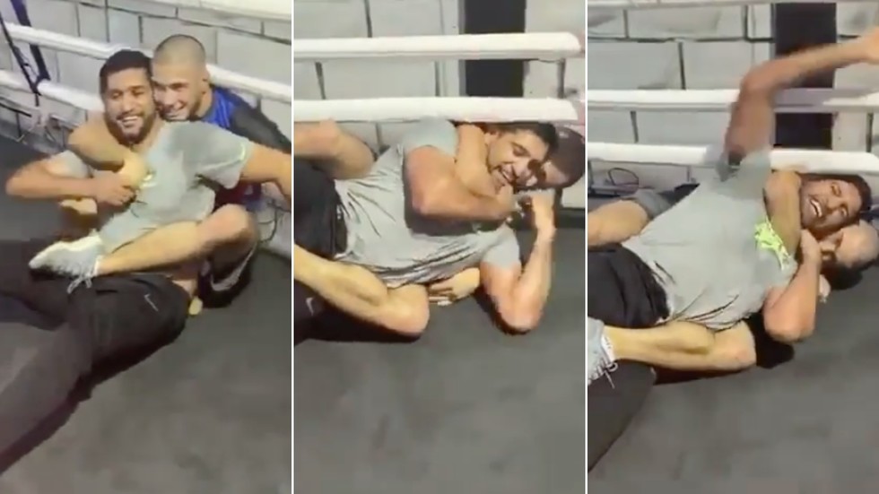 Nhà cựu vô địch 'cằm giấy' Boxing thử sức MMA và bị siết cổ