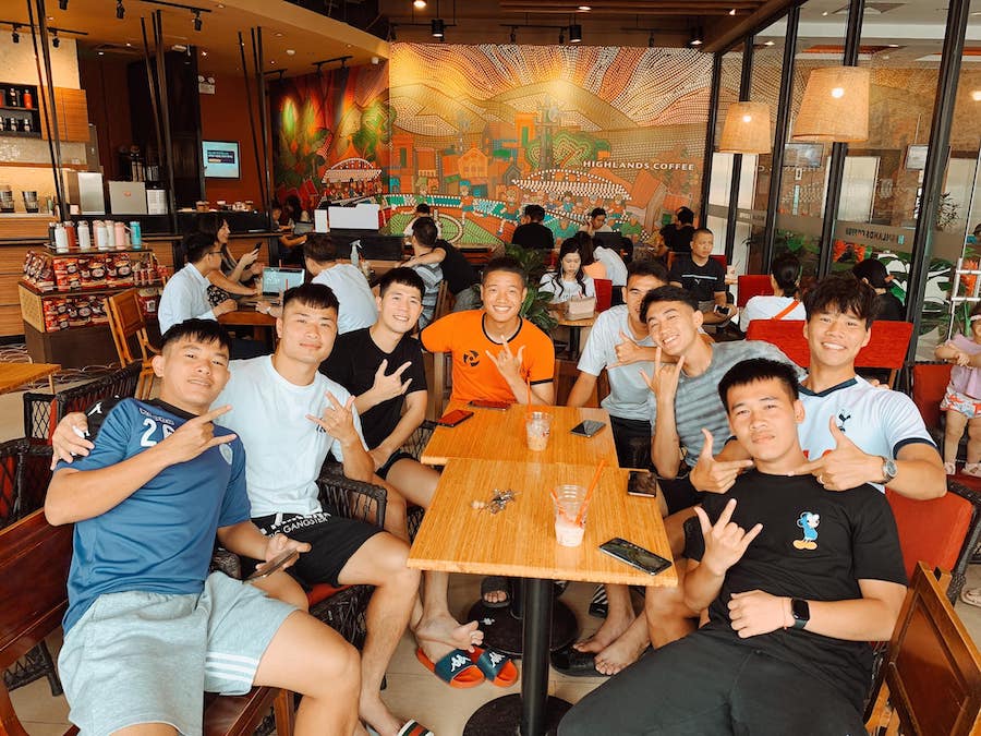 Đình Trọng trấn an NHM, vui vẻ cùng các đồng đội Hà Nội FC