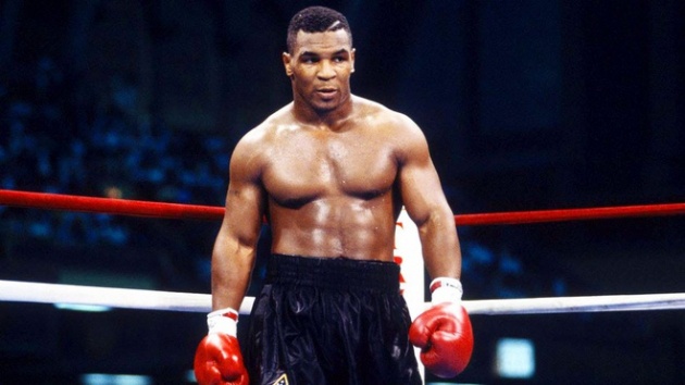 Trước Roy Jones, Mike Tyson đã chọn biểu tượng của bán độ, 'Chúa Hề' đối kháng làm đối thủ