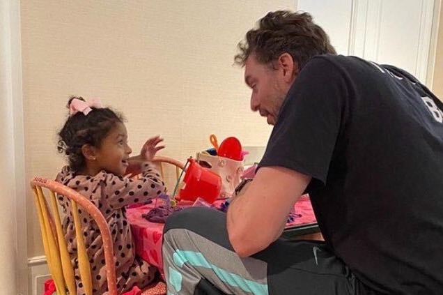 Cảm động hình ảnh Pau Gasol vui đùa cùng con gái Kobe Bryant