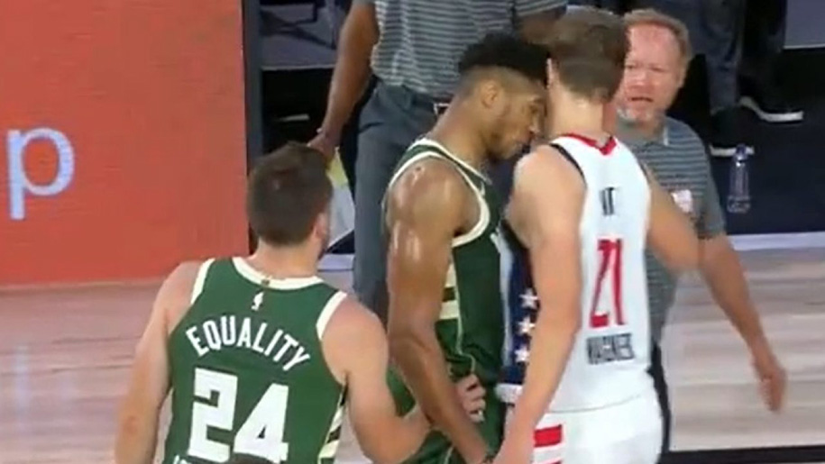 "Thiết đầu công” đối thủ, Giannis Antetokounmpo bị đuổi khỏi sân