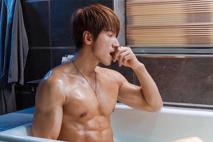 Tài tử “Vườn sao băng” đốn tim phái đẹp với cơ bụng 6 múi ở tuổi 43
