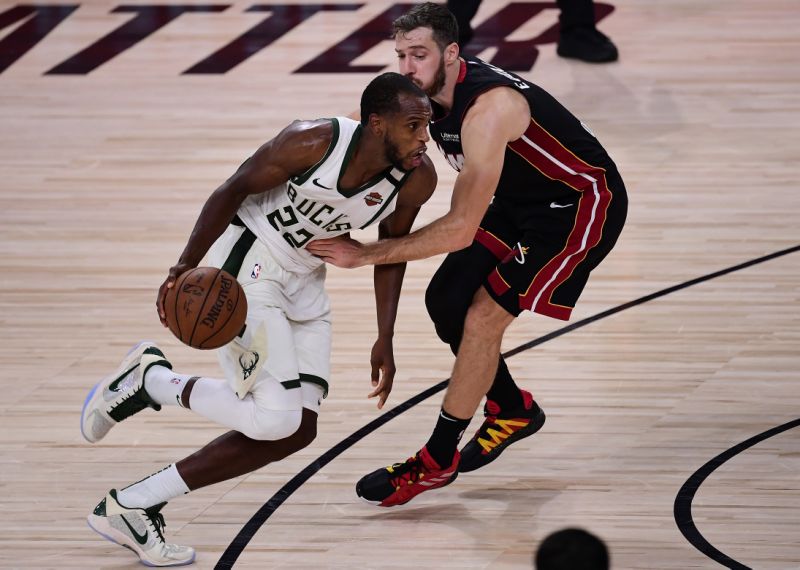 Antetokounmpo rời sân sớm, người hùng Middleton giúp Bucks sống sót