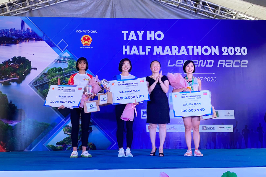 Kỷ lục gia SEA Games Nguyễn Thị Oanh vô địch giải chạy quanh Hồ Tây