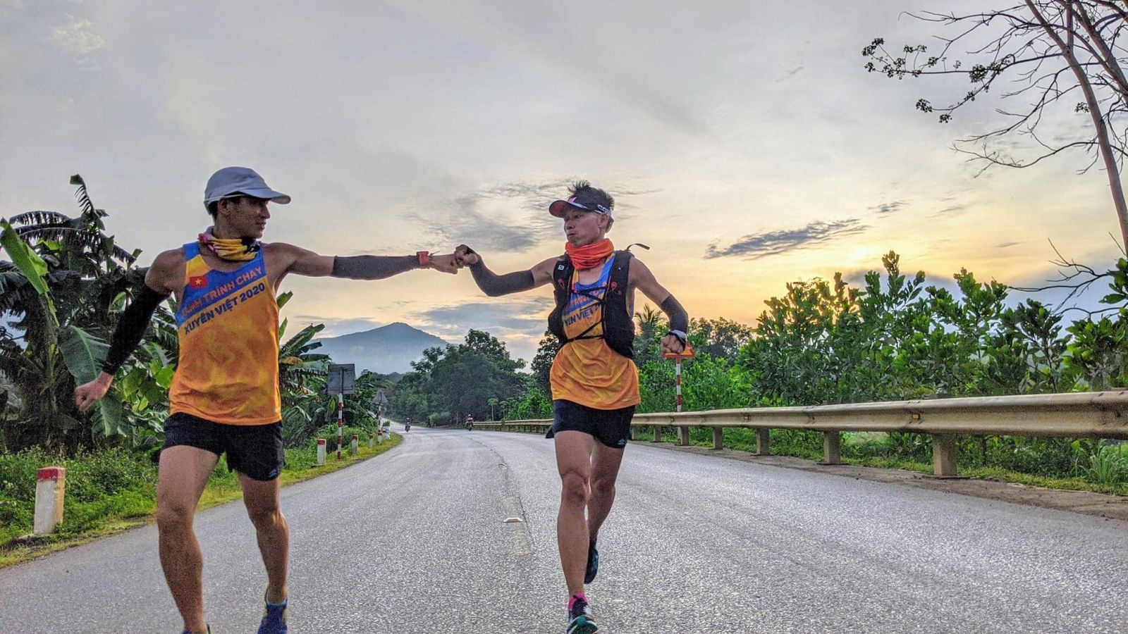 4 ngày chạy gần 1000km, đội chạy tiếp sức xuyên Việt gây quỹ “5 nụ cười”
