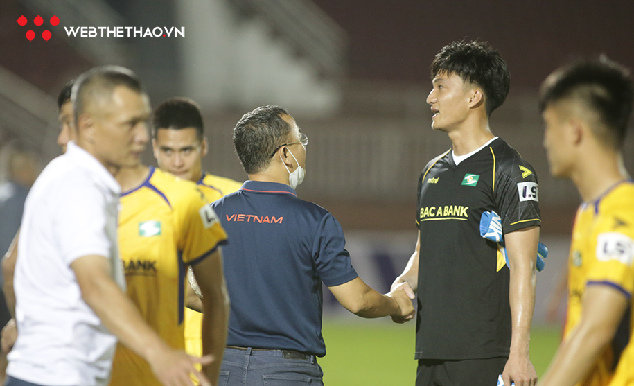 Nghịch lý thủ môn V.League: “Kẻ ngoại đạo” lấn át mác Tuyển