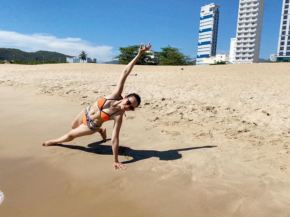 Người đẹp điền kinh Khánh Đoan khoe “đường cong chết người” nhờ tập yoga