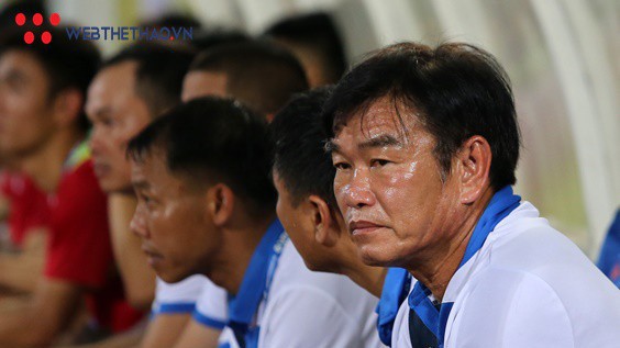 HLV Phan Thanh Hùng khen ngợi cầu thủ ghi bàn vào lưới Than Quảng Ninh