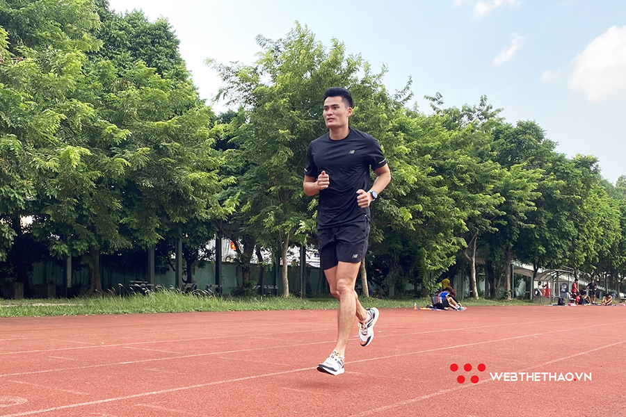 Soái ca điền kinh Quách Công Lịch dùng giày gì để những bước chạy thêm dũng mãnh?