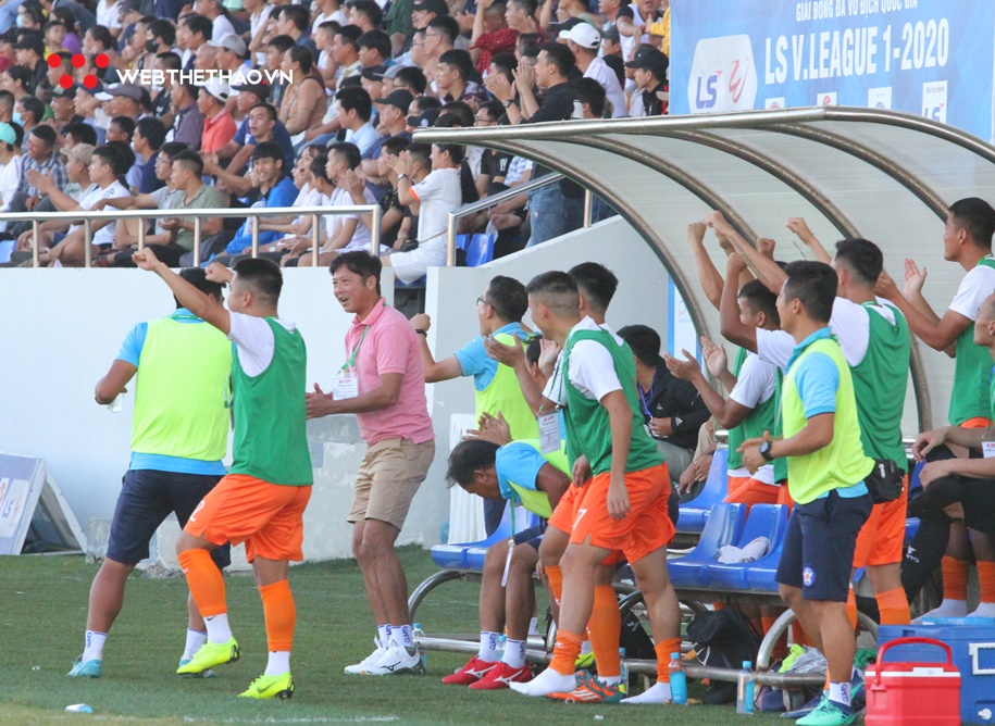 Nụ cười tươi rói của HLV Lê Huỳnh Đức sau thắng lợi đậm nhất V.League 2020
