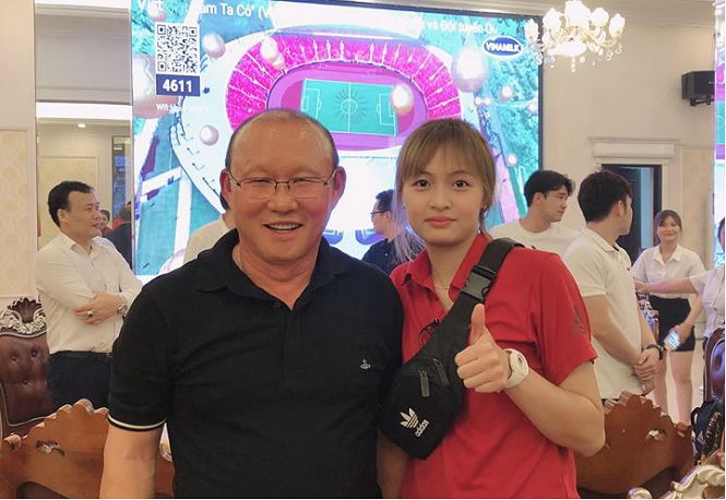Dàn cầu thủ bóng chuyền Than Quảng Ninh khoe ảnh bên HLV Park Hang Seo Dàn cầu thủ bóng chuyền Than Quảng Ninh khoe ảnh bên HLV Park Hang Seo