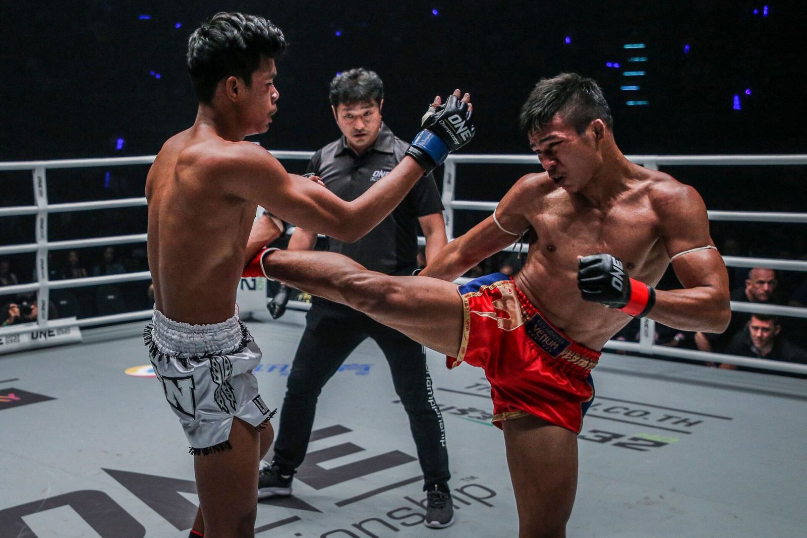 Câu chuyện về "thần cước" Muay Thai Superlek Kiatmoo9