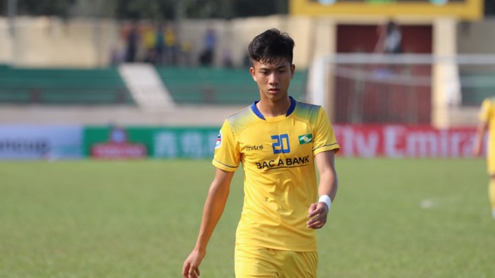 Phan Văn Đức trách cứ trọng tài sau trận thua của SLNA