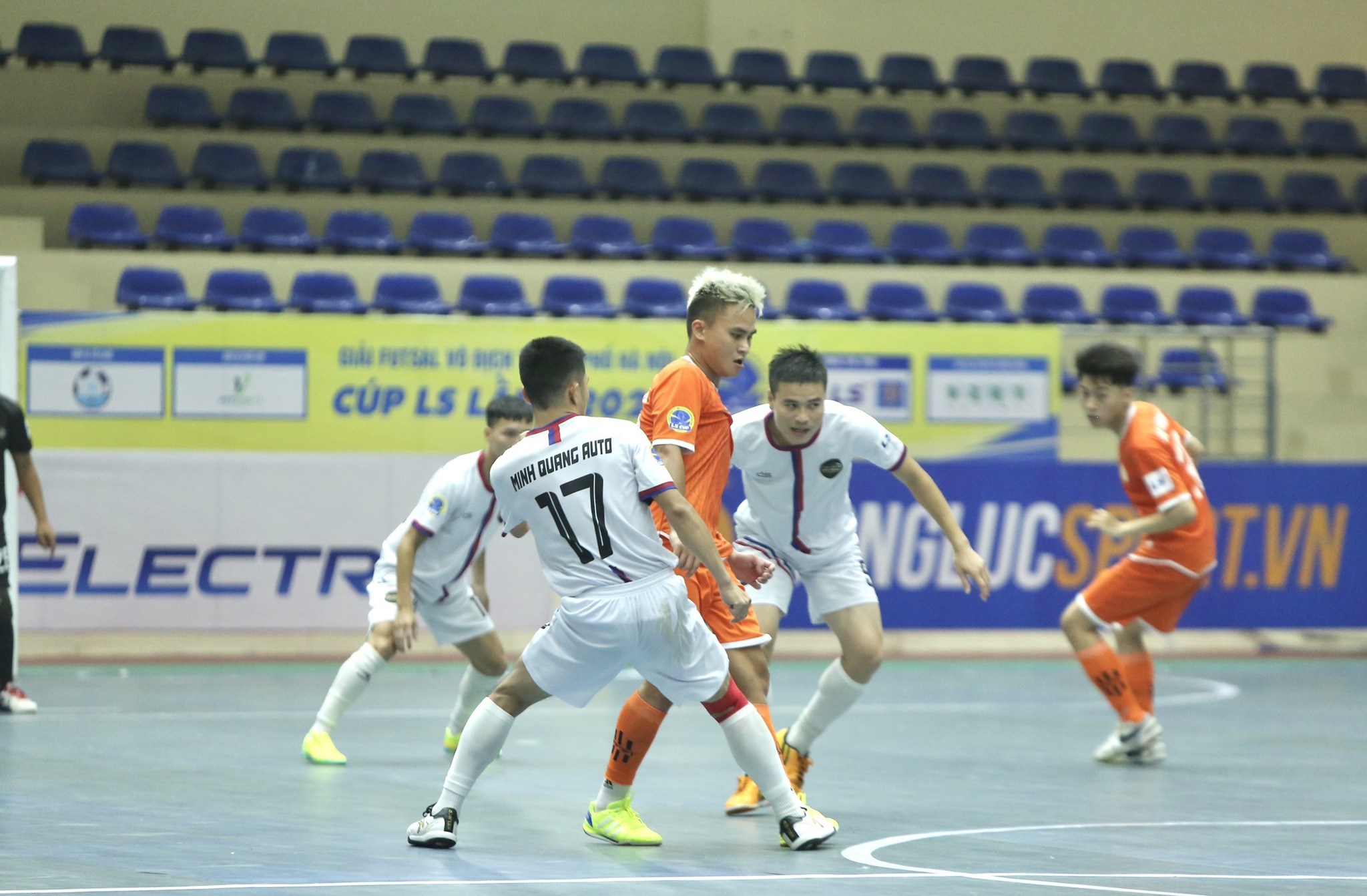 Xác định thêm 2 đội giành vé sớm vào bán kết futsal vô địch thành phố Hà Nội 2022