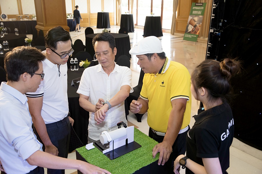 Đồng hồ thông minh dành cho người chơi golf Garmin Approach S70 trình làng