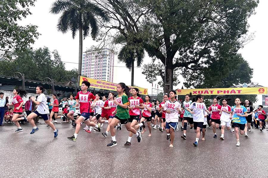 Gần 1000 người tham gia giải chạy tập thể tại Thái Nguyên chào mừng Ngày chạy Olympic