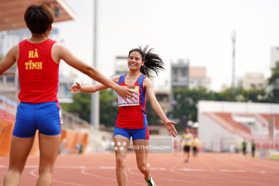 Tổ chạy 4x400m nam nữ Việt Nam giành HCV áp đảo tại giải điền kinh Philippines 2023