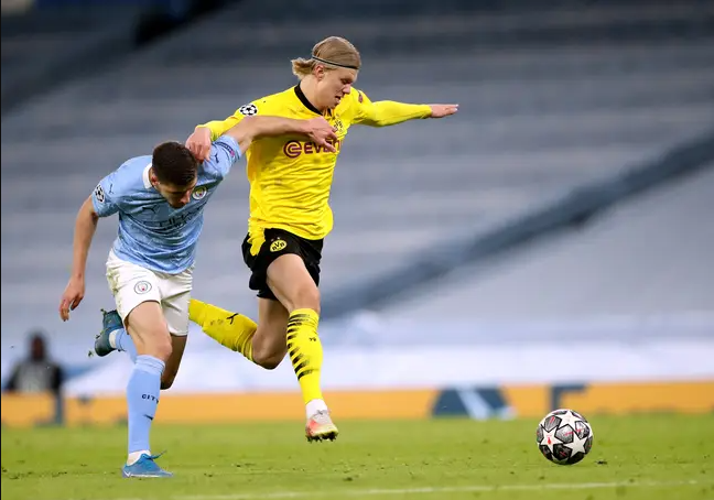 Haaland &ldquo;bắt nạt&rdquo; Dias bằng sức mạnh khủng khiếp ở Champions League