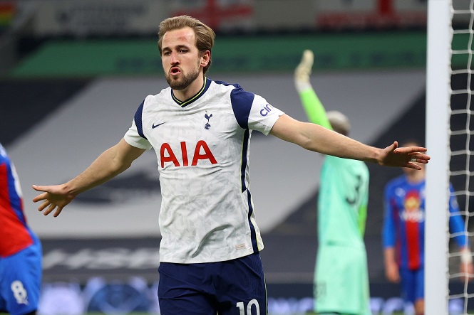 Harry Kane vừa lập cú đúp cho Tottenham đã có nguy cơ lỡ derby