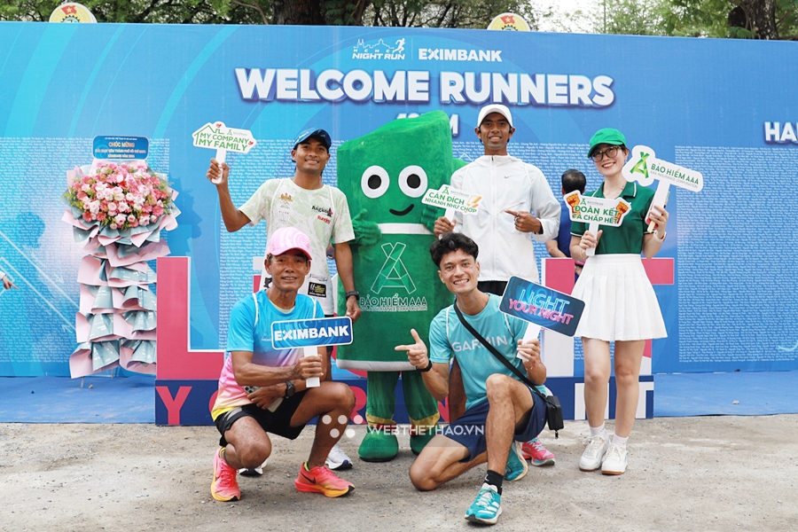 Không khí lễ hội trước giờ khai cuộc giải chạy đêm Ho Chi Minh City Night Run Eximbank 2024