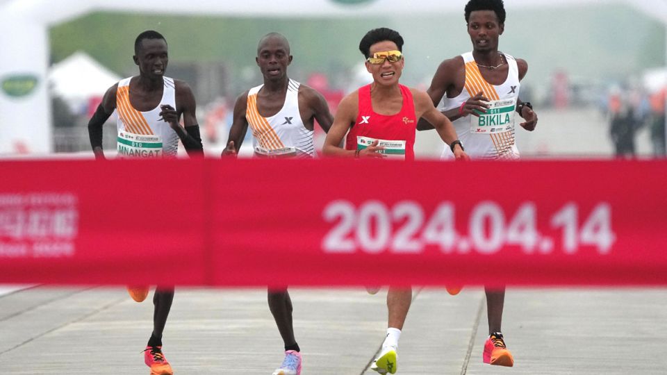 Tình tiết mới trong vụ “chức vô địch trao tay” của VĐV Trung Quốc tại giải bán marathon Bắc Kinh Tình tiết mới trong vụ “chức vô địch trao tay” của VĐV Trung Quốc tại giải bán marathon Bắc Kinh
