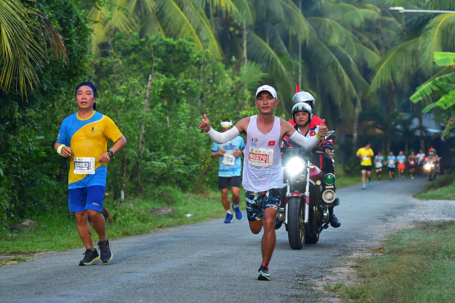 Nhà vô địch SEA Games 31 Hoàng Nguyên Thanh đăng quang Bến Tre Marathon 2022