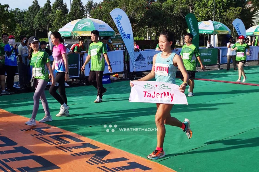 Nữ Tuyển thủ HCĐ SEA Games phá kỷ lục Vietcombank Mekong Delta Marathon Hậu Giang 2022