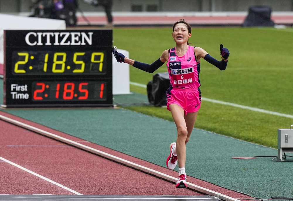 Cô gái Nhật Bản phá kỷ lục châu Á chạy marathon Cô gái Nhật Bản phá kỷ lục châu Á chạy marathon