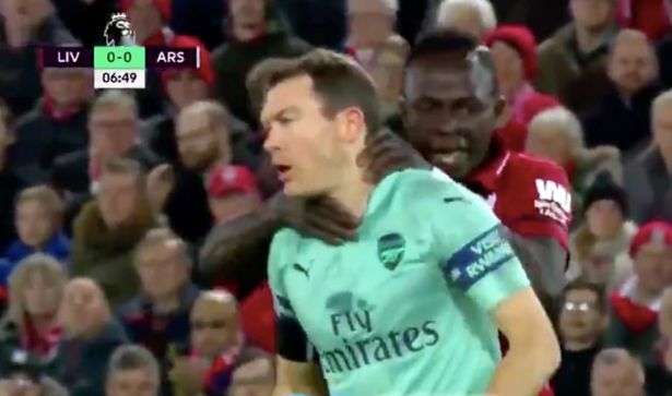 CĐV Liverpool đòi công bằng cho Sadio Mane trong nghi án bóp cổ Lichtsteiner