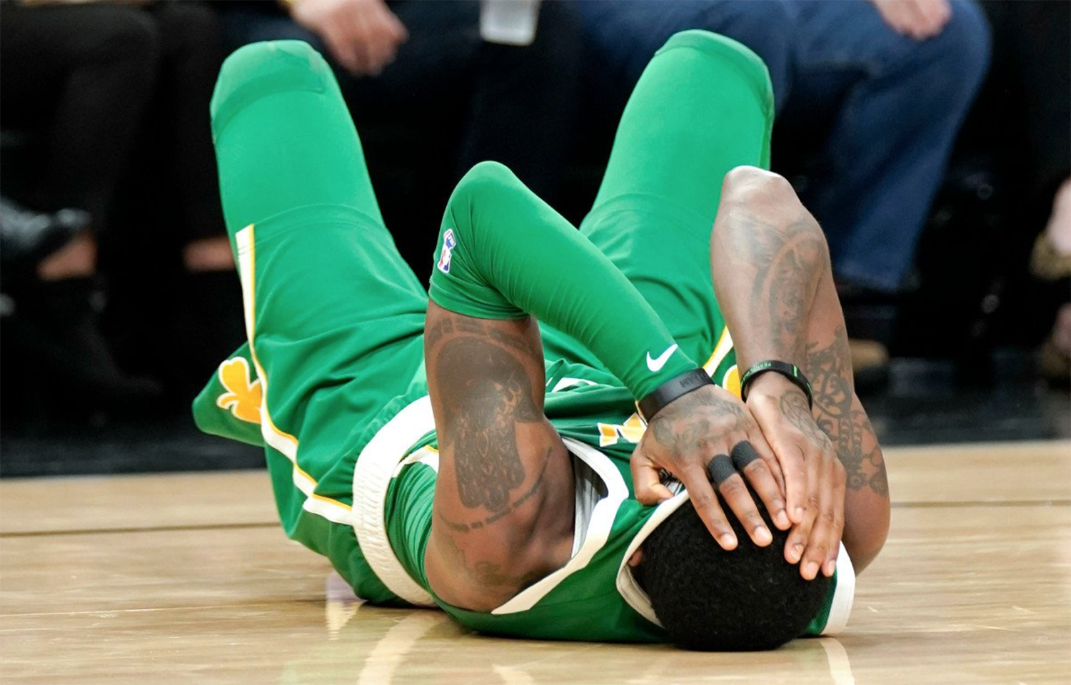 Chưa giải quyết xong khủng hoảng, fan Boston Celtics lo lắng tột cùng khi Kyrie Irving gặp chấn thương